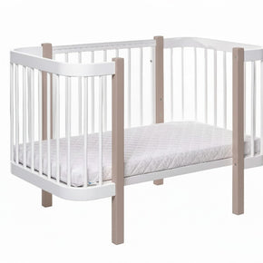 Cappuccino-wit ELIN babybed met afneembaar zijpaneel als bijzetbed gebruikt