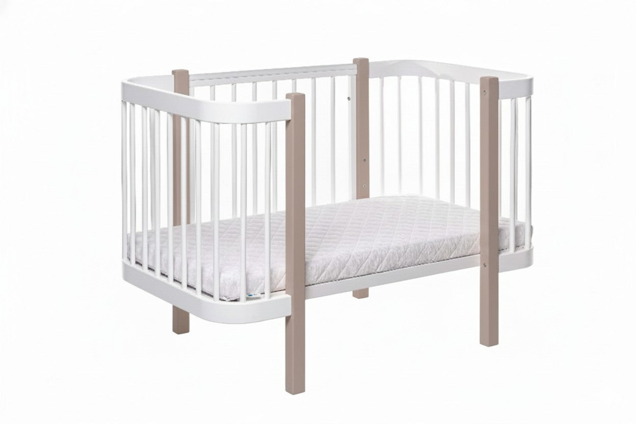 Cappuccino-wit ELIN babybed met afneembaar zijpaneel als bijzetbed gebruikt