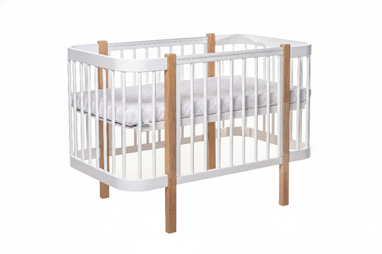 Naturel-wit ELIN babybed van beukenhout met witte spijlen, schuin vooraanzicht
