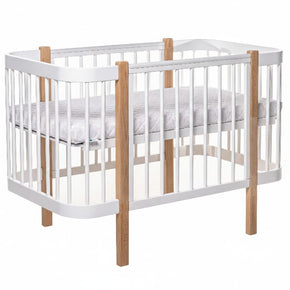 Naturel-wit ELIN babybed van beukenhout met witte spijlen, schuin vooraanzicht