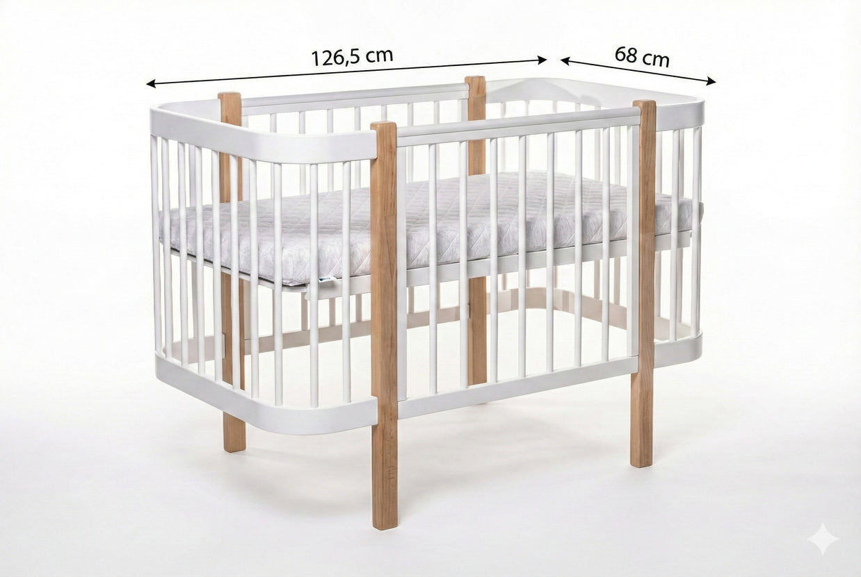 Maatschets van het ELIN babybed: 126,5 cm lang en 68 cm breed in naturel en wit