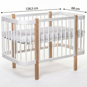 Maatschets van het ELIN babybed: 126,5 cm lang en 68 cm breed in naturel en wit