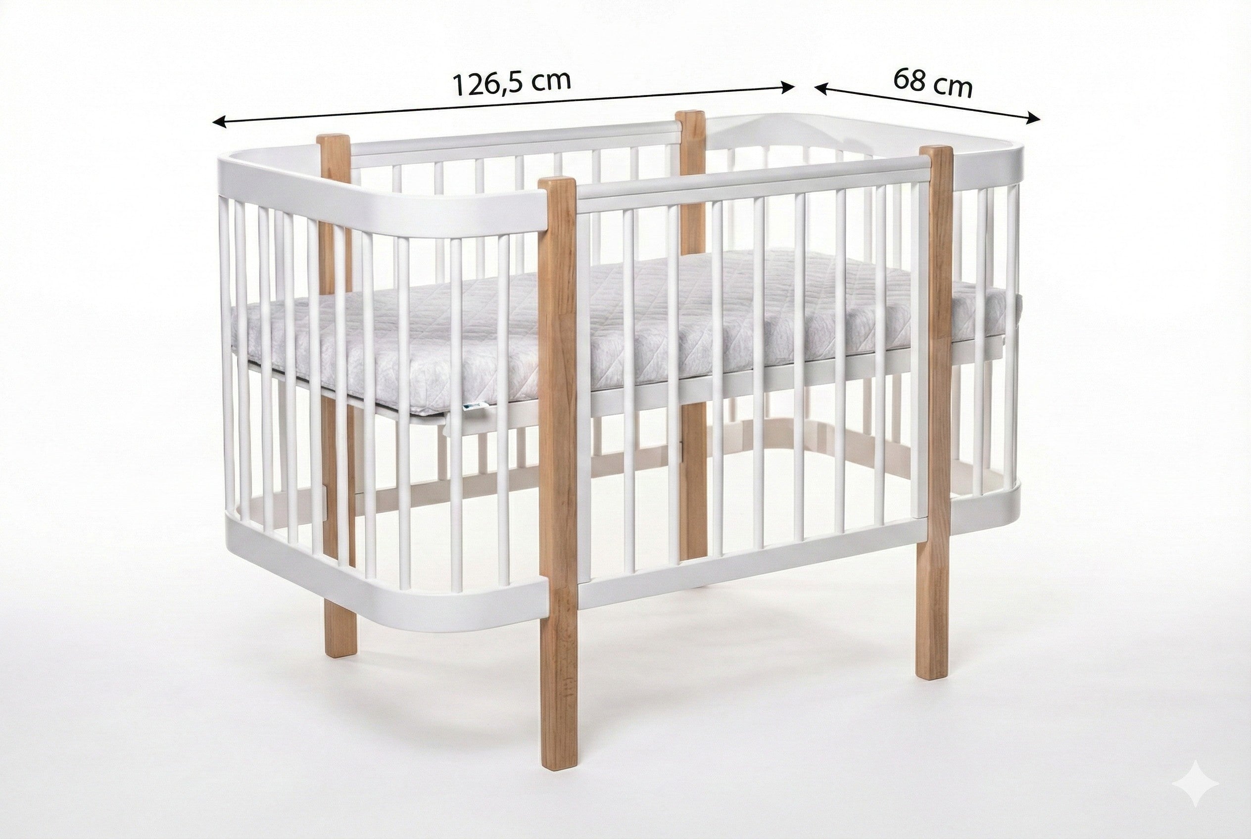 Maatschets van het ELIN babybed: 126,5 cm lang en 68 cm breed in naturel en wit