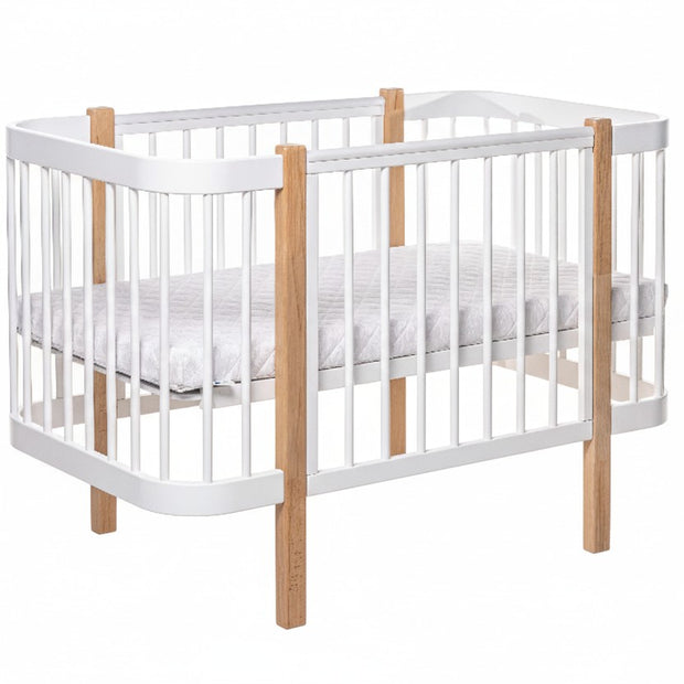 Naturel-wit ELIN babybed met beukenhouten poten op witte achtergrond