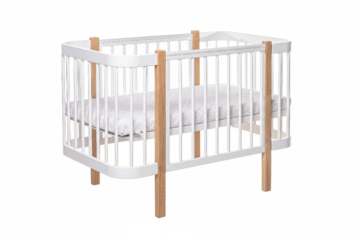 Naturel-wit ELIN babybed met beukenhouten poten op witte achtergrond