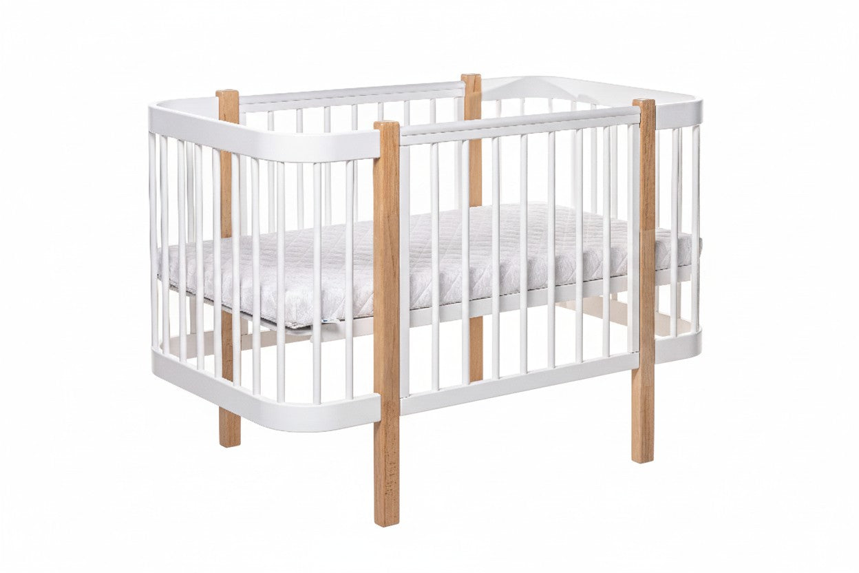 Naturel-wit ELIN babybed met beukenhouten poten op witte achtergrond
