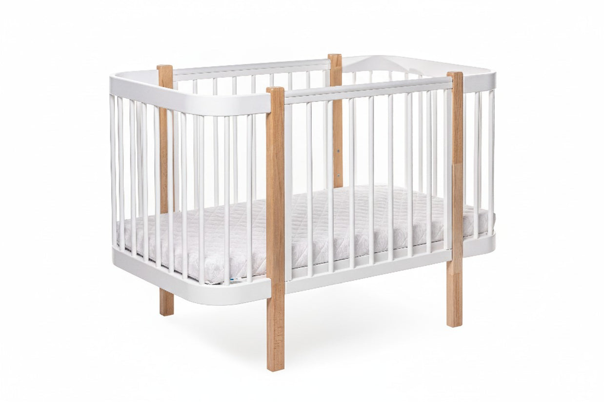 Naturel-wit ELIN babybed van beukenhout met orthopedische lattenbodem, zijaanzicht