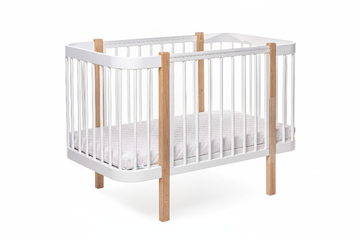 Naturel-wit ELIN babybed van beukenhout met orthopedische lattenbodem, zijaanzicht
