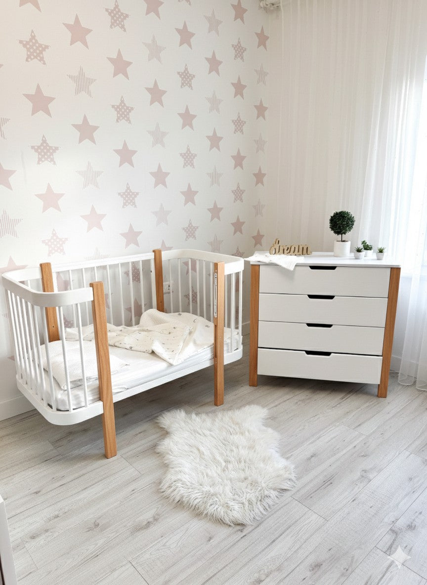 Naturel-wit ELIN bed omgebouwd tot peuterbed in een babykamer met sterrenbehang