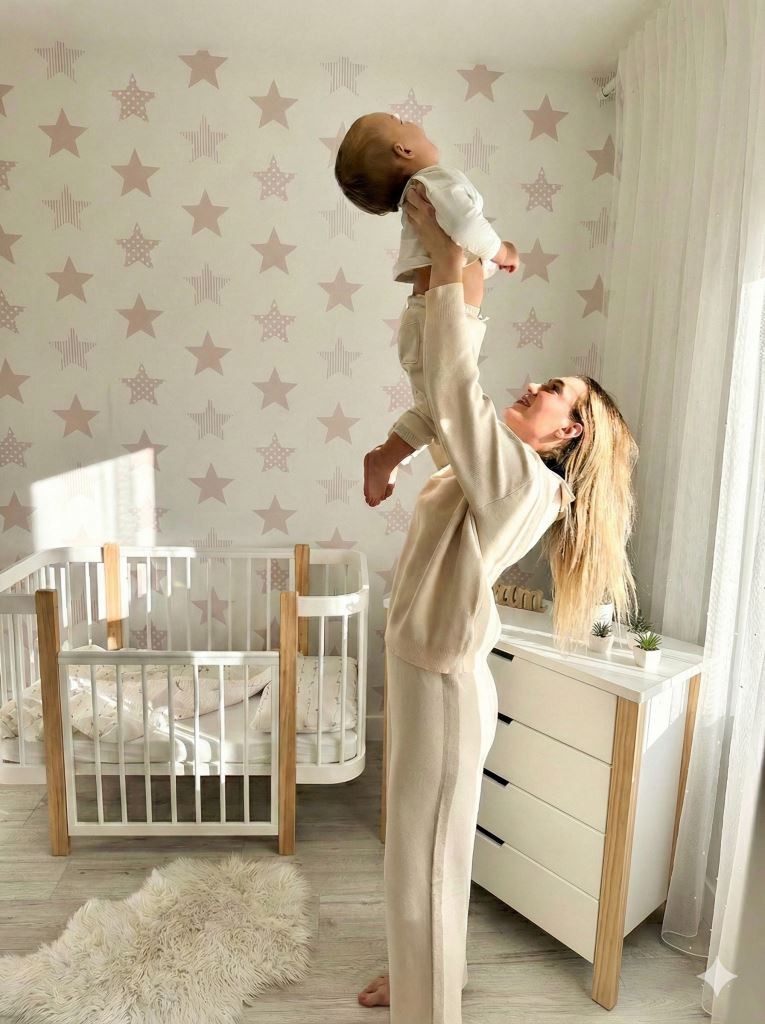 Babykamer met het naturel-witte ELIN babybed en bijpassende commode
