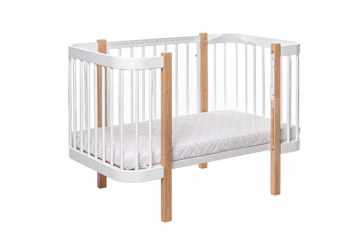 Naturel-wit ELIN babybed met verwijderde zijkant, omgebouwd tot bankje