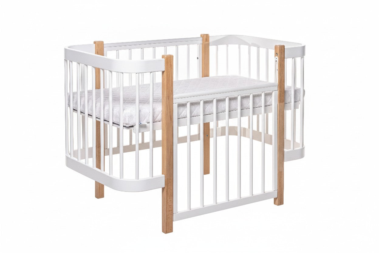 Naturel-wit ELIN babybed met afneembaar zijpaneel als co-sleeper opgesteld