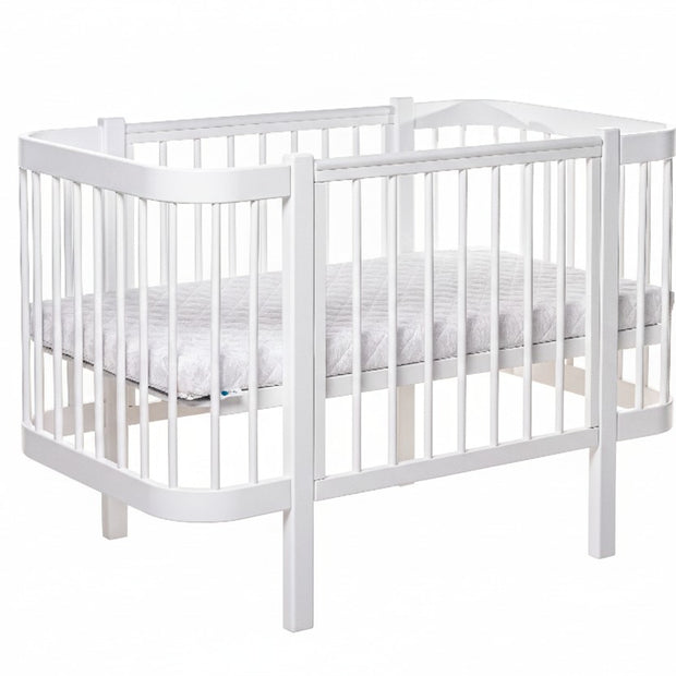 Wit ELIN babybed van beukenhout met witte spijlen, schuin vooraanzicht