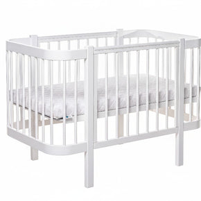 Wit ELIN babybed van beukenhout met witte spijlen, schuin vooraanzicht