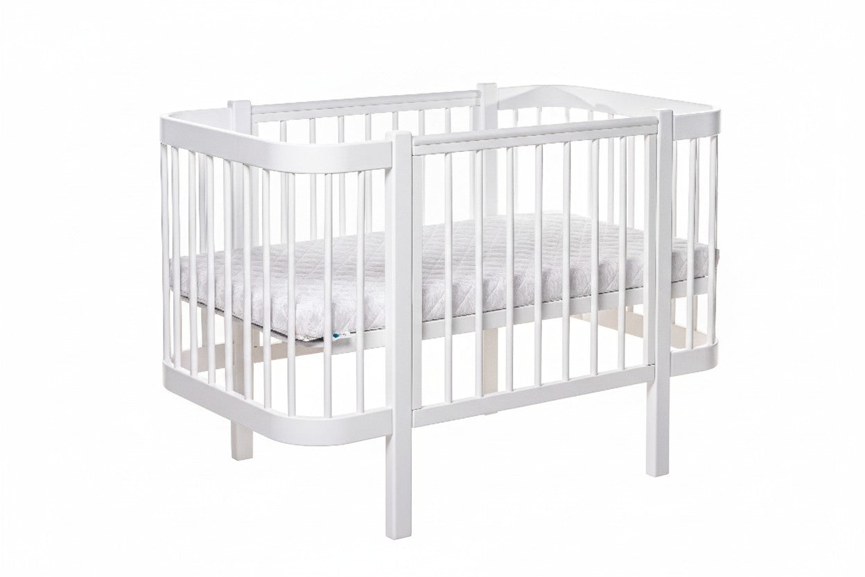 Wit ELIN babybed van beukenhout met witte spijlen, schuin vooraanzicht