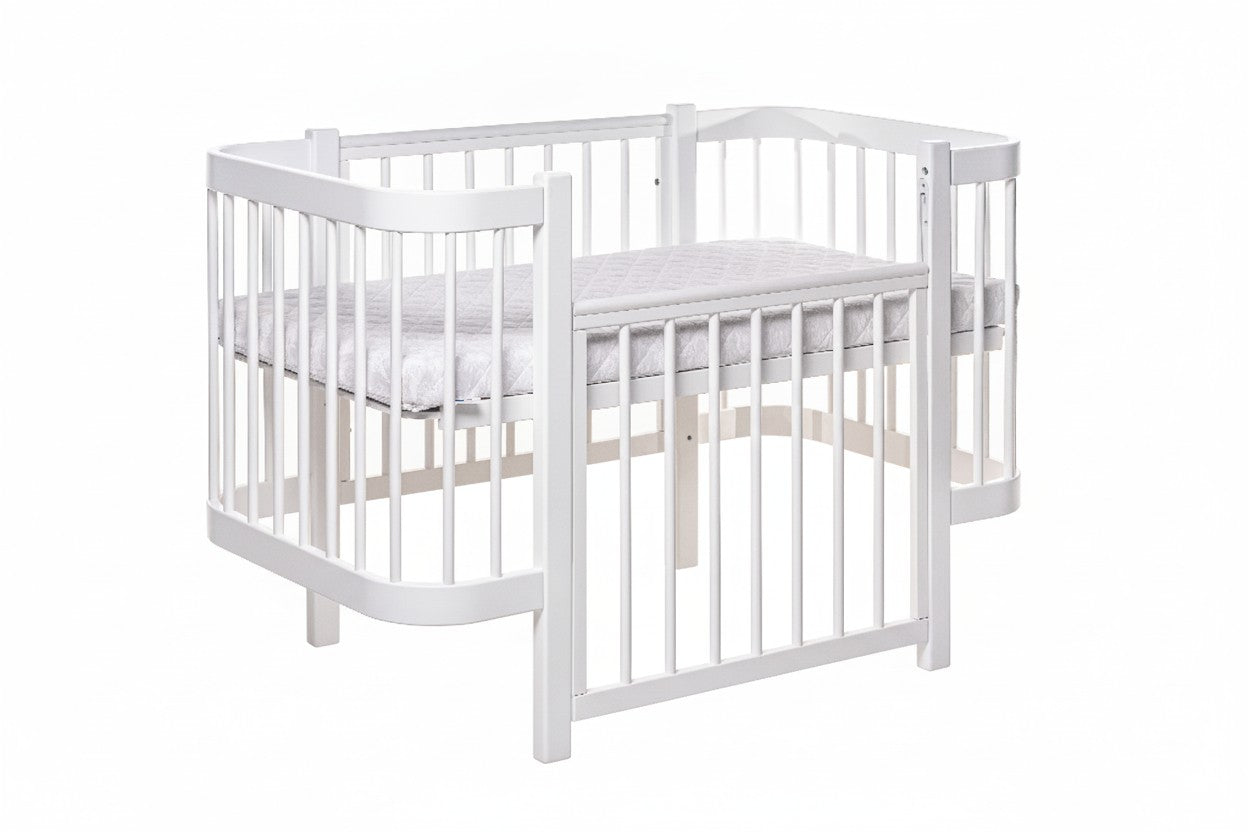 Wit ELIN babybed met afneembaar zijpaneel, omgebouwd tot bijzetbed