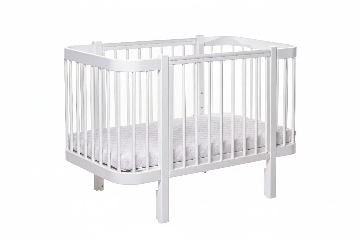 Wit ELIN babybed van beukenhout met orthopedische lattenbodem, zijaanzicht