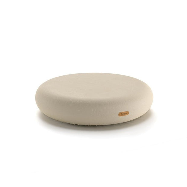 Ronde beige poef op witte achtergrond, product Image Analysis.