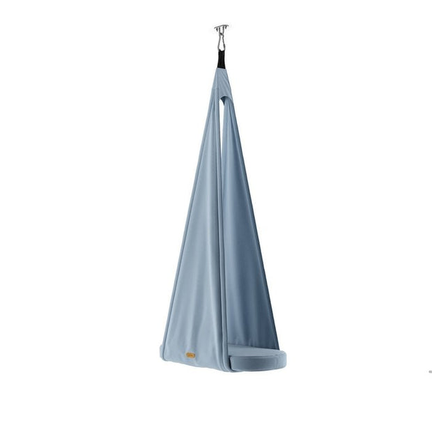 Blauwe hangstoel met eenvoudig ontwerp, geschikt voor binnen en buiten.