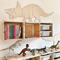 Cut It Now Houten Wanddecoratie Dinosaur Triceratops aan lichte kinderkamerwand boven kasten.