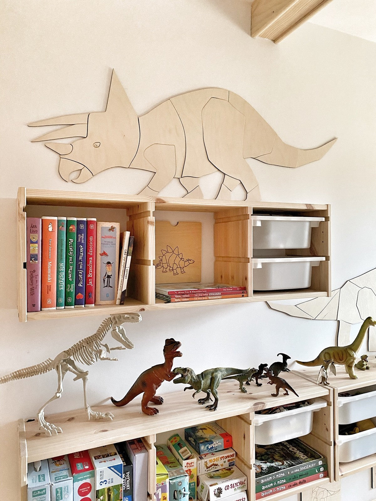 Cut It Now Houten Wanddecoratie Dinosaur Triceratops aan lichte kinderkamerwand boven kasten.