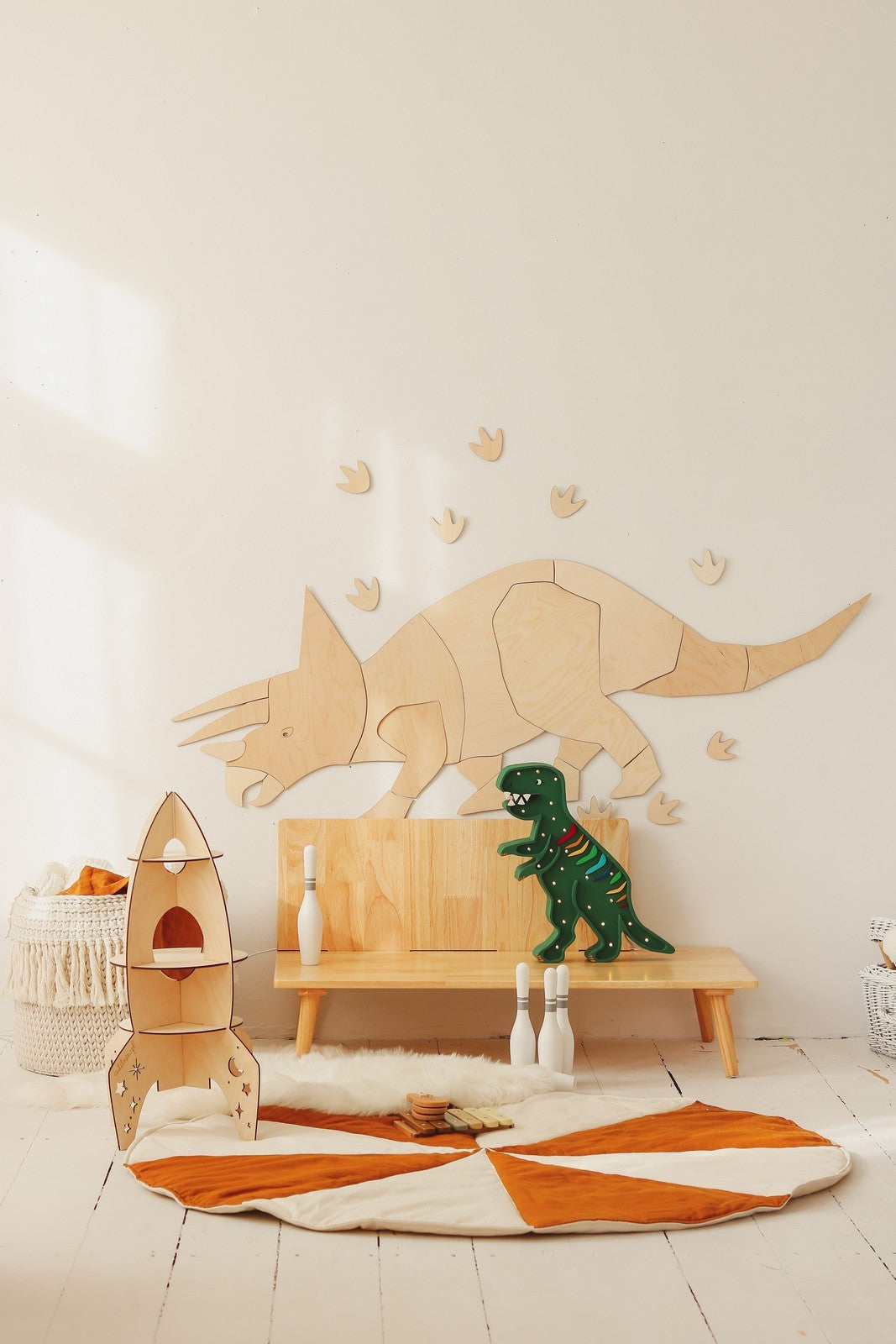Cut It Now houten wanddecoratie Dinosaur Triceratops in kinderkamer met voetafdrukken
