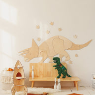 Cut It Now houten wanddecoratie Dinosaur Triceratops in kinderkamer met voetafdrukken