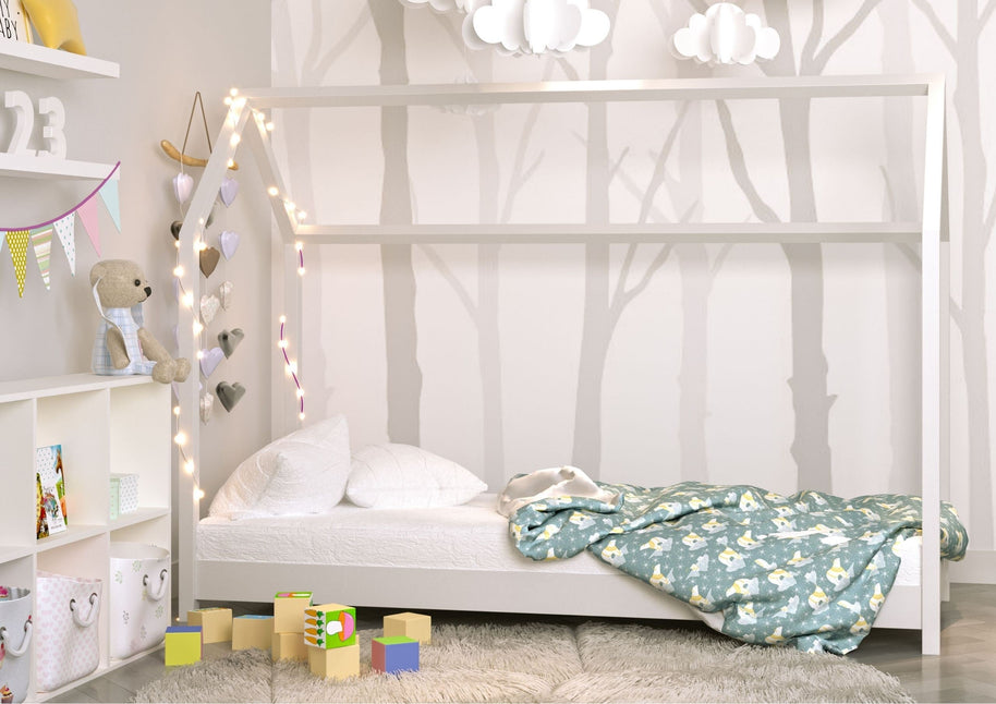 Kocot Kids Junior Bed Huisje Bella wit in kinderkamer met speelgoed en zachte deken
