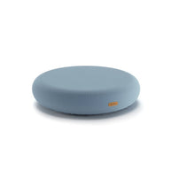 Blauw ronde poef op witte achtergrond, minimalistisch ontwerp.