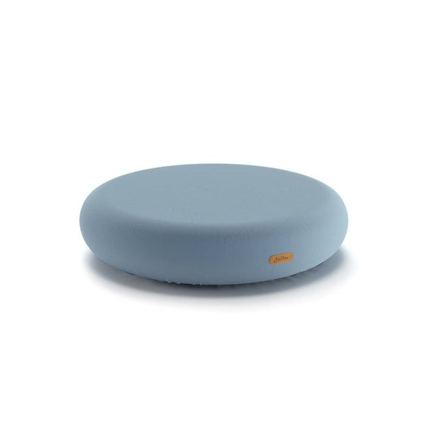 Blauw ronde poef op witte achtergrond, minimalistisch ontwerp.