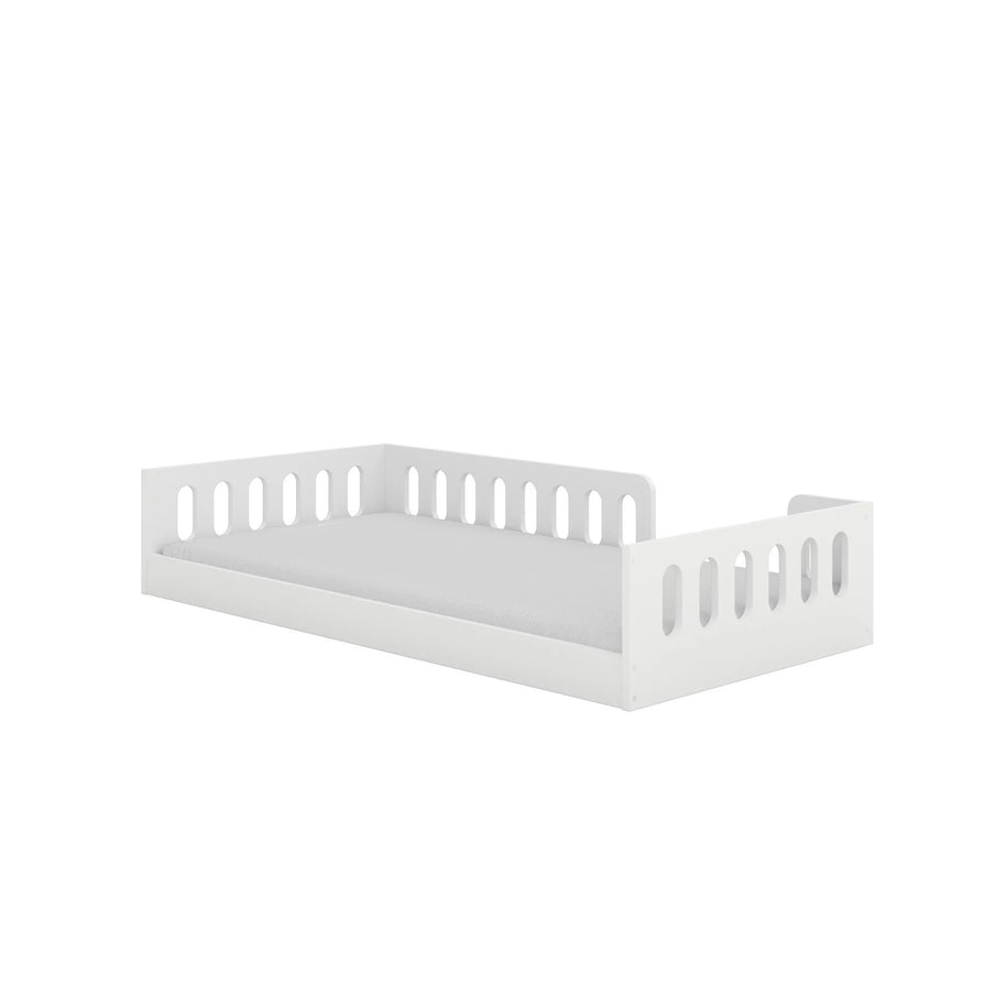 Wit bedframe voor kinderen met spijlen.