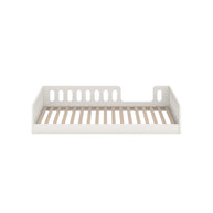 Wit peuterbed met houten lattenbodem.