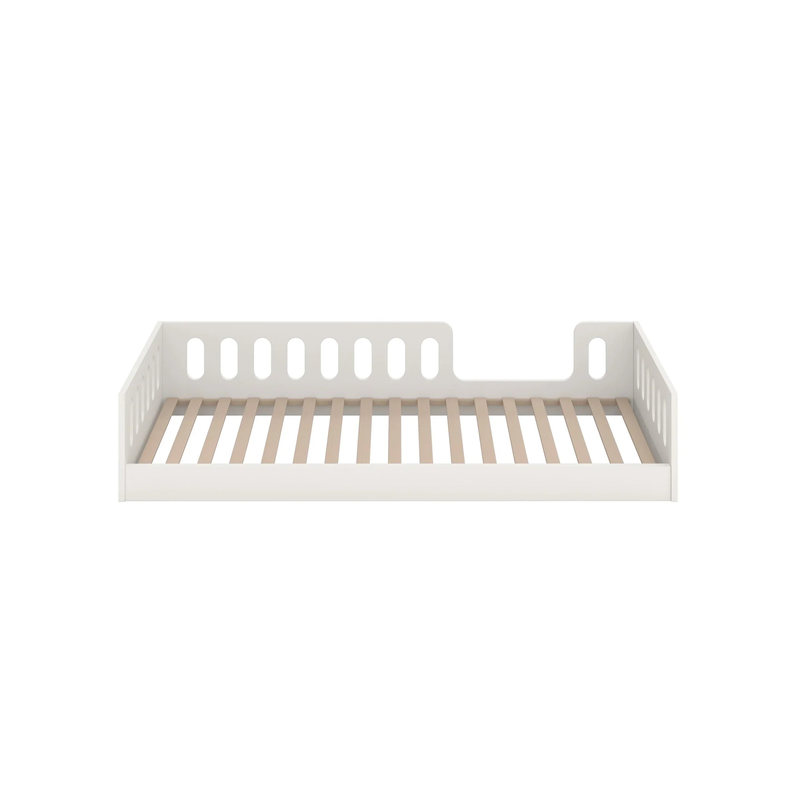 Wit peuterbed met houten lattenbodem.