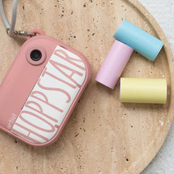 Roze Hoppstar Artist kindercamera met pastelroze, blauwe en gele papierrollen