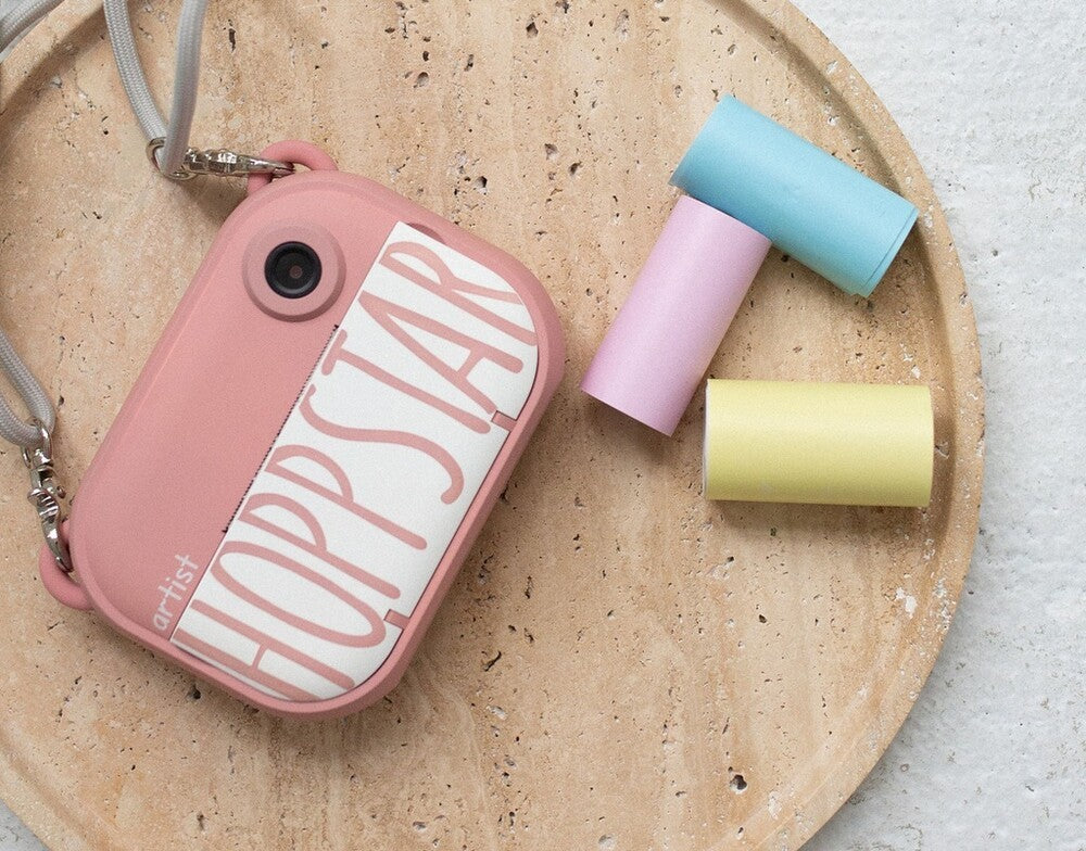 Roze Hoppstar Artist kindercamera met pastelroze, blauwe en gele papierrollen