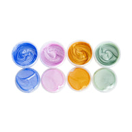 Acht open potjes glinsterende biologische vingerverf in blauw, roze, goud en groen