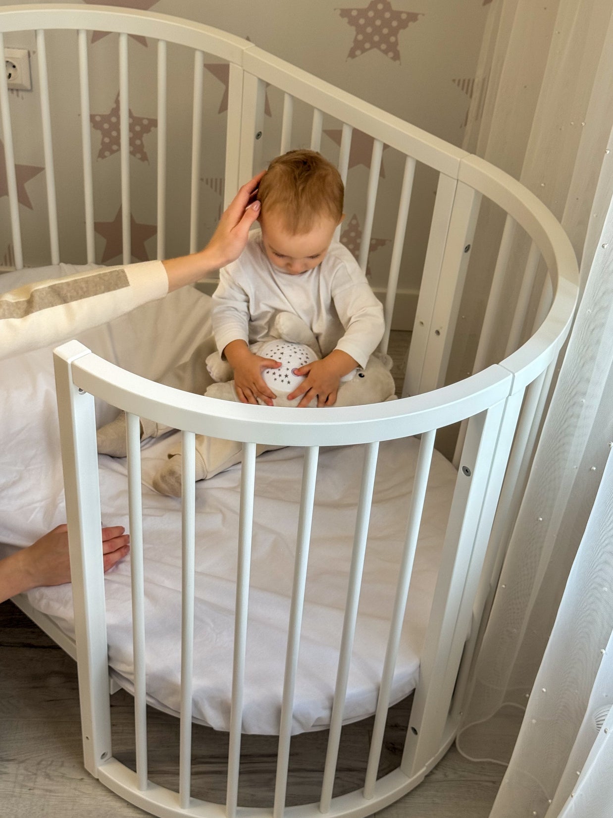Wit ovaal babybed OLIN met matras op standaardhoogte