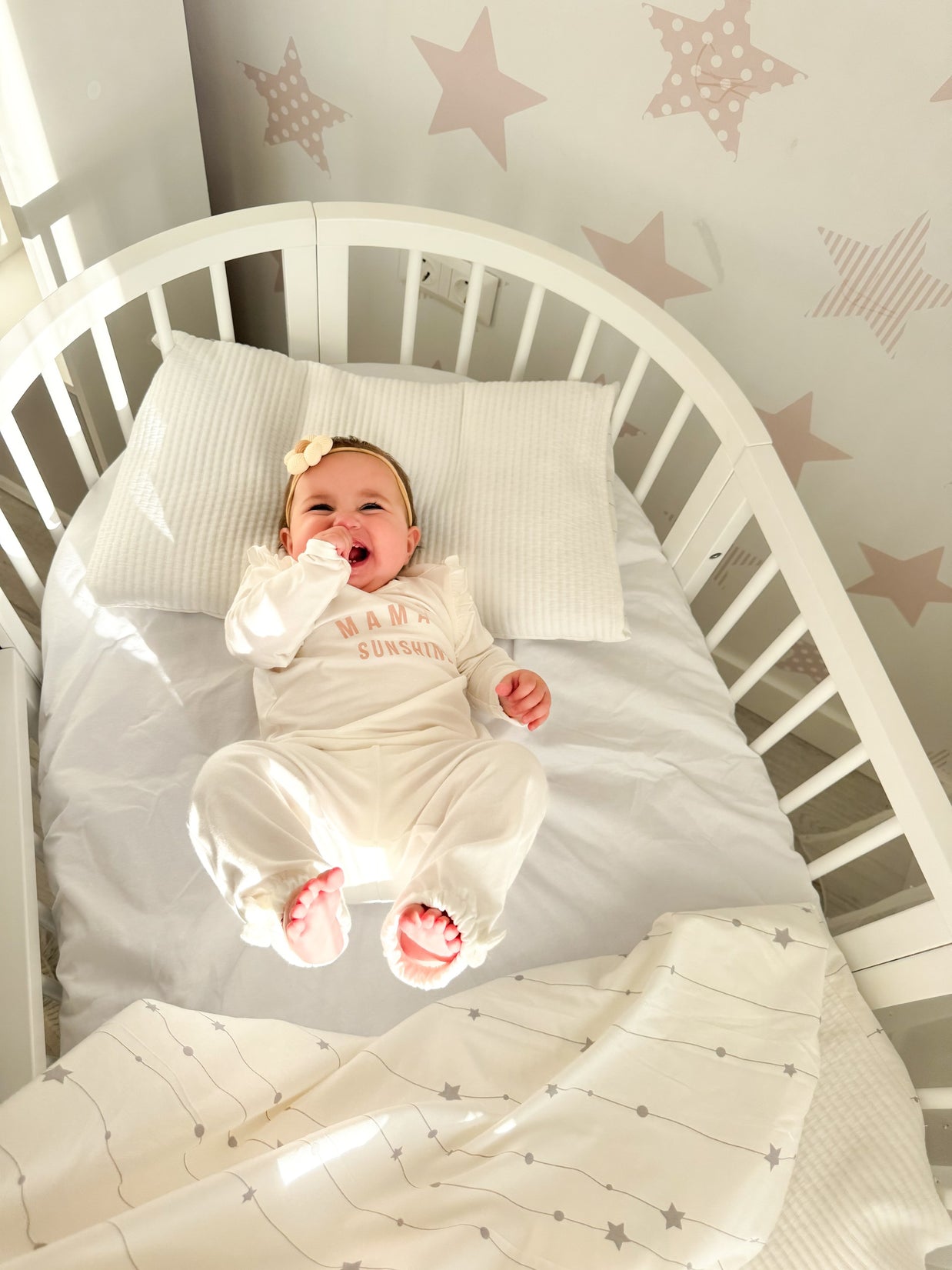 Wit ovaal babybed OLIN op wieltjes met matras
