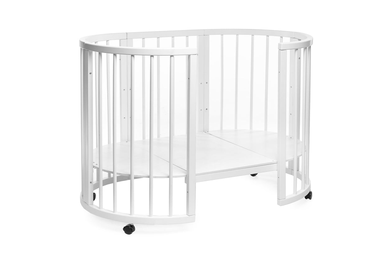 Wit ovaal babybed OLIN op wieltjes voor eenvoudig verplaatsen