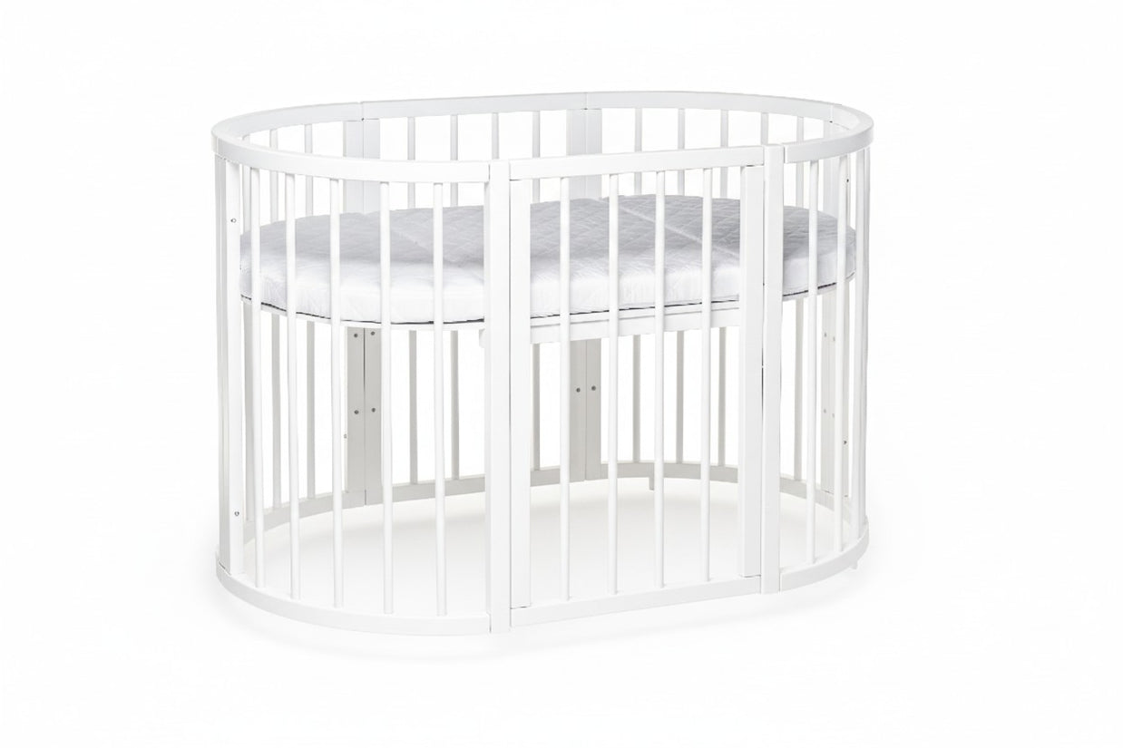 Ovaal babybed OLIN met matras en verlaagde zijwand, zijaanzicht