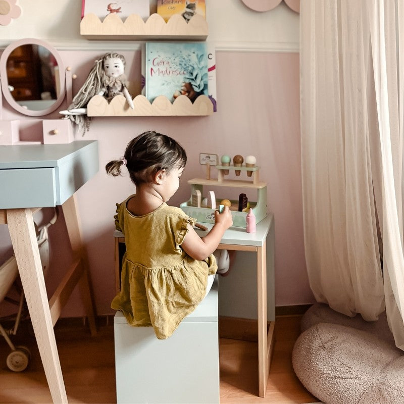 Kind speelt rustig met de Woopie Houten Ice Cream Set in een sfeervolle kamer